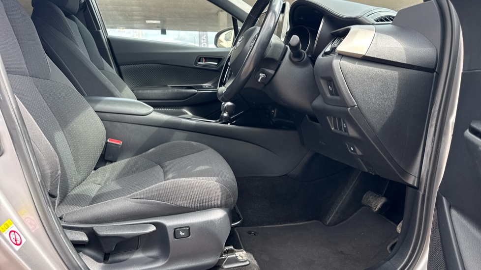 Toyota C-HR 1.8 Hybrid Dynamic 5dr CVT Hybrid Hatchback - Image 12