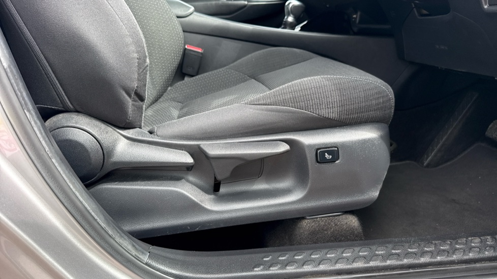 Toyota C-HR 1.8 Hybrid Dynamic 5dr CVT Hybrid Hatchback - Image 30