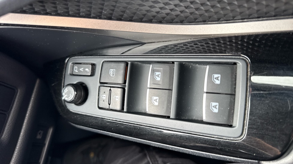 Toyota C-HR 1.8 Hybrid Dynamic 5dr CVT Hybrid Hatchback - Image 32