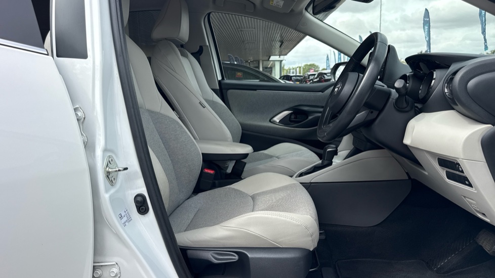 Toyota Yaris 1.5 Hybrid Excel 5dr CVT Hybrid Hatchback - Image 12
