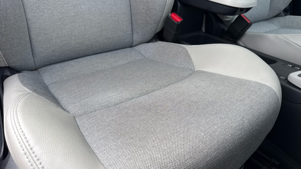 Toyota Yaris 1.5 Hybrid Excel 5dr CVT Hybrid Hatchback - Image 17