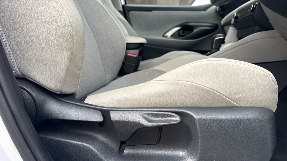 Toyota Yaris 1.5 Hybrid Excel 5dr CVT Hybrid Hatchback - Image 29