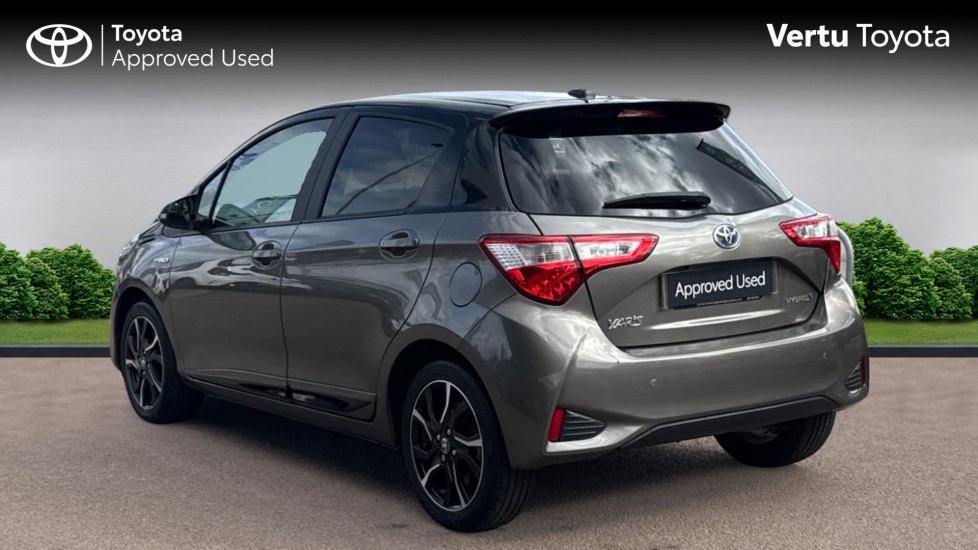 Toyota Yaris 1.5 Hybrid Red Bi-tone 5dr CVT Hybrid Hatchback - Image 4