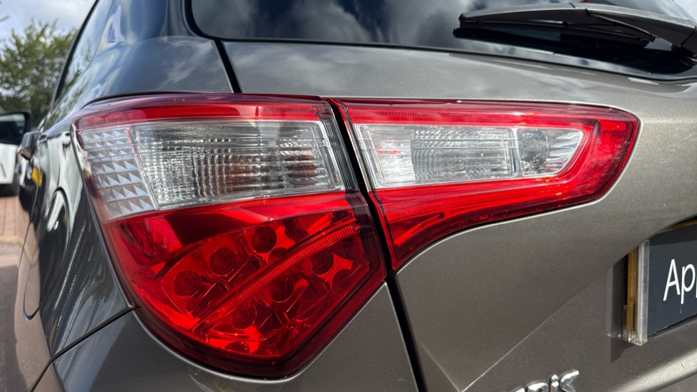 Toyota Yaris 1.5 Hybrid Red Bi-tone 5dr CVT Hybrid Hatchback - Image 21
