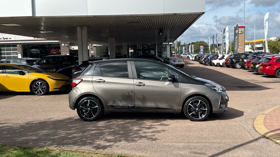 Toyota Yaris 1.5 Hybrid Red Bi-tone 5dr CVT Hybrid Hatchback - Image 23