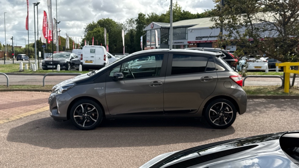 Toyota Yaris 1.5 Hybrid Red Bi-tone 5dr CVT Hybrid Hatchback - Image 24