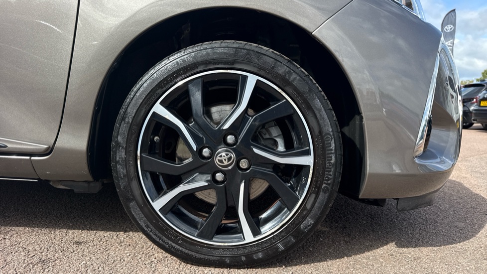 Toyota Yaris 1.5 Hybrid Red Bi-tone 5dr CVT Hybrid Hatchback - Image 25