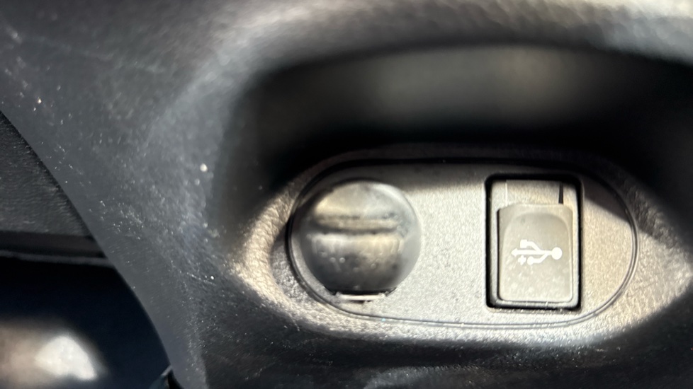 Toyota Yaris 1.5 Hybrid Red Bi-tone 5dr CVT Hybrid Hatchback - Image 37