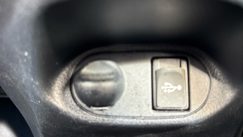 Toyota Yaris 1.5 Hybrid Red Bi-tone 5dr CVT Hybrid Hatchback - Image 38