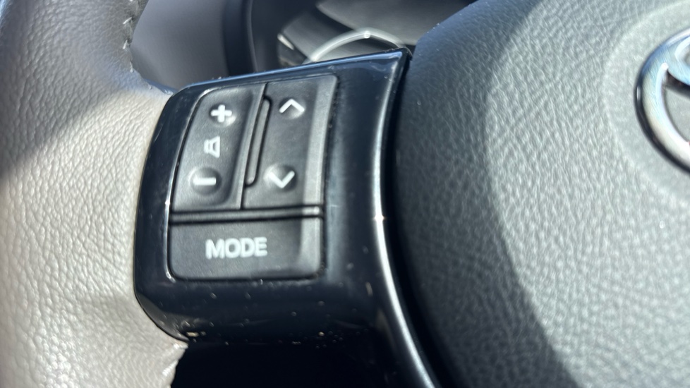 Toyota Yaris 1.5 Hybrid Red Bi-tone 5dr CVT Hybrid Hatchback - Image 39