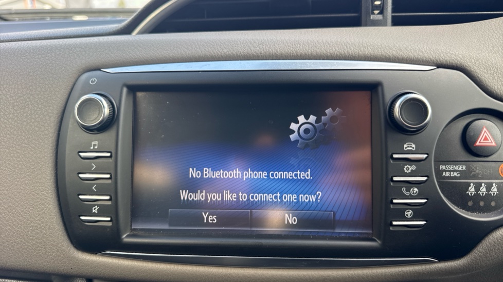 Toyota Yaris 1.5 Hybrid Red Bi-tone 5dr CVT Hybrid Hatchback - Image 40