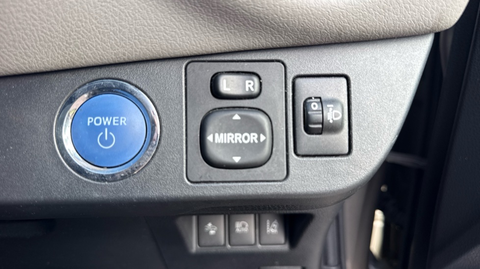 Toyota Yaris 1.5 Hybrid Red Bi-tone 5dr CVT Hybrid Hatchback - Image 48
