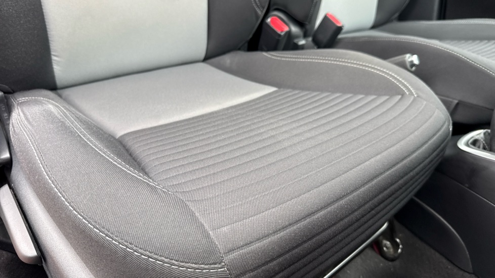 Toyota Yaris 1.5 VVT-i Icon 5dr Petrol Hatchback - Image 17