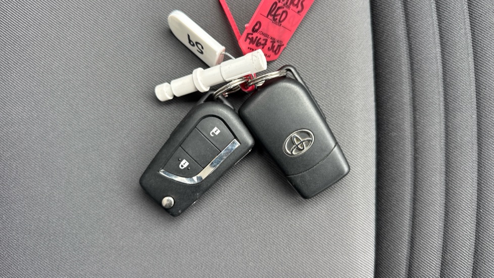 Toyota Yaris 1.5 VVT-i Icon 5dr Petrol Hatchback - Image 28