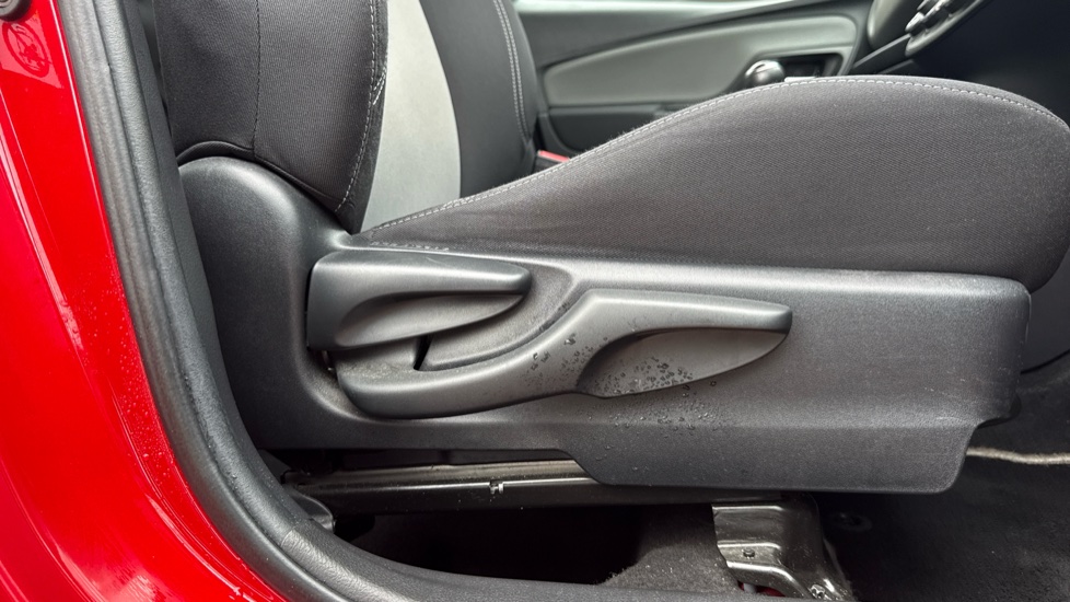 Toyota Yaris 1.5 VVT-i Icon 5dr Petrol Hatchback - Image 30