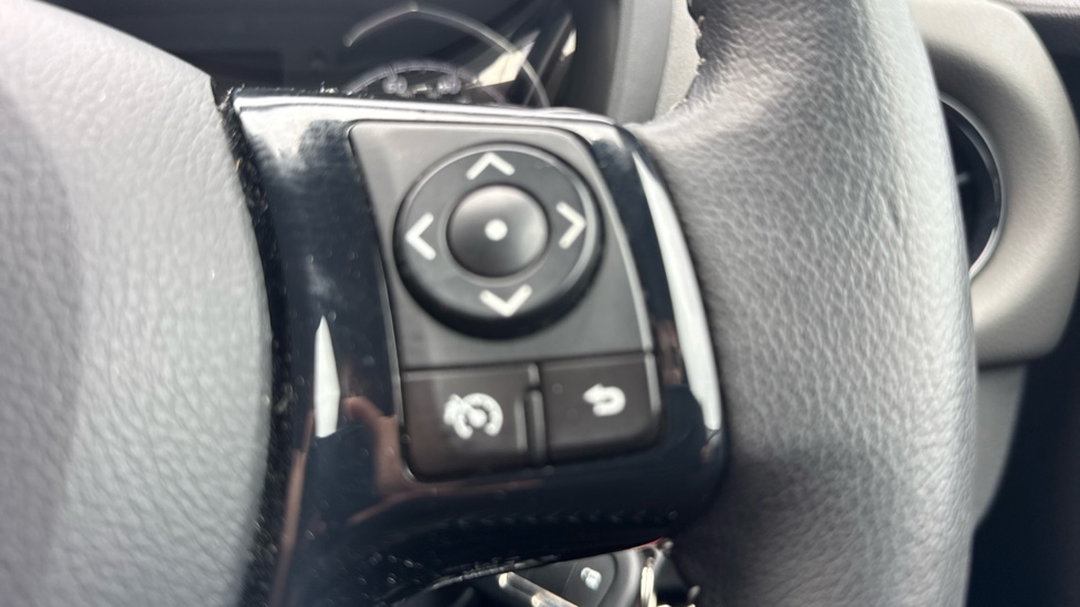 Toyota Yaris 1.5 VVT-i Icon 5dr Petrol Hatchback - Image 31