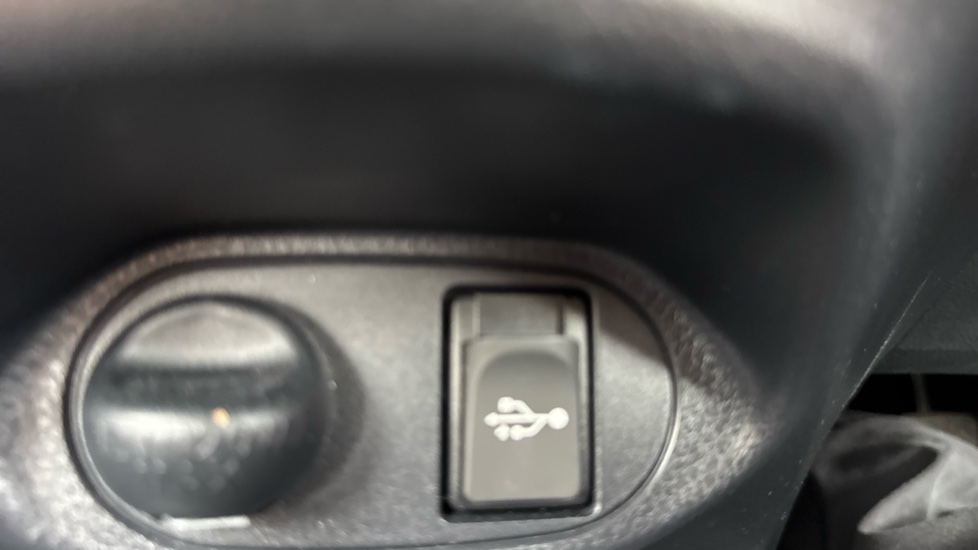 Toyota Yaris 1.5 VVT-i Icon 5dr Petrol Hatchback - Image 37