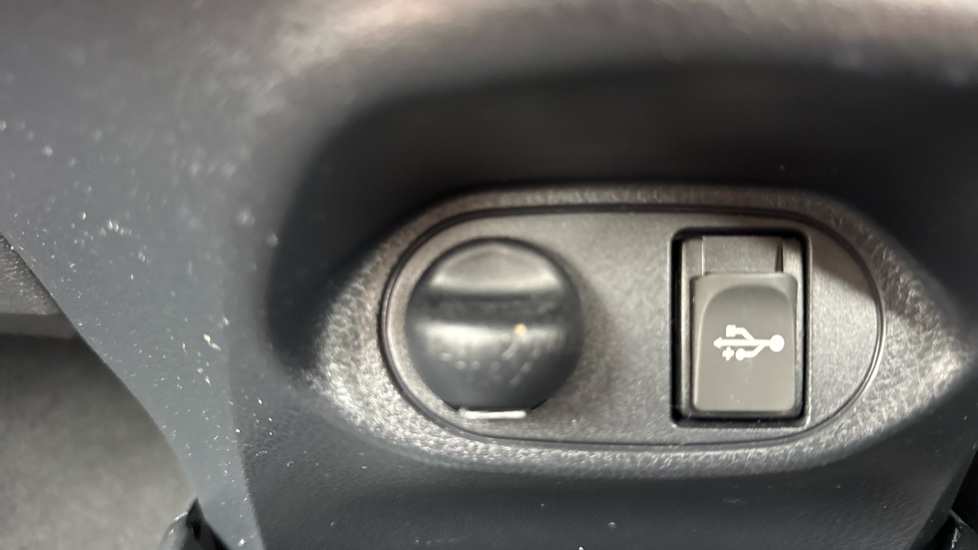 Toyota Yaris 1.5 VVT-i Icon 5dr Petrol Hatchback - Image 38