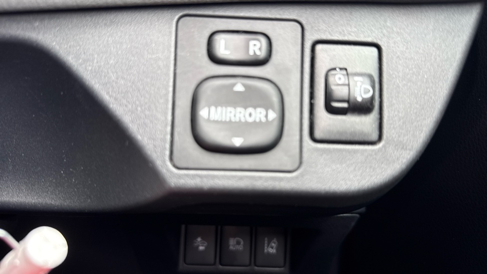 Toyota Yaris 1.5 VVT-i Icon 5dr Petrol Hatchback - Image 48