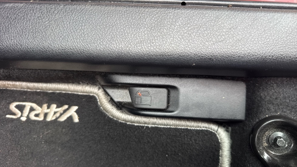 Toyota Yaris 1.5 VVT-i Icon 5dr Petrol Hatchback - Image 50
