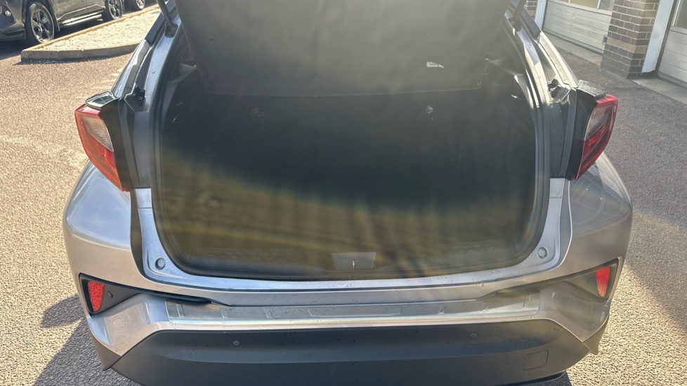 Toyota C-HR 1.8 Hybrid Design 5dr CVT Hybrid Hatchback - Image 13