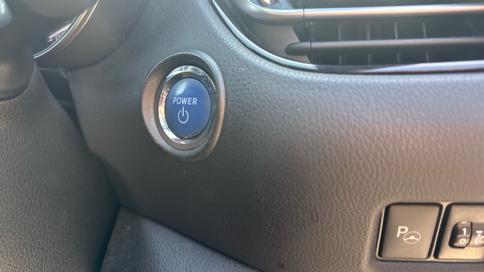 Toyota C-HR 1.8 Hybrid Design 5dr CVT Hybrid Hatchback - Image 16