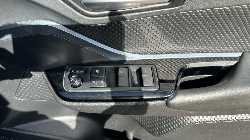 Toyota C-HR 1.8 Hybrid Design 5dr CVT Hybrid Hatchback - Image 29