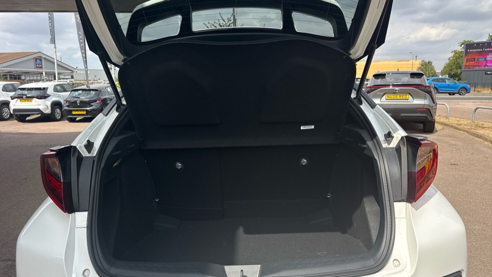 Toyota C-HR 1.8 Hybrid Design 5dr CVT Hybrid Hatchback - Image 13