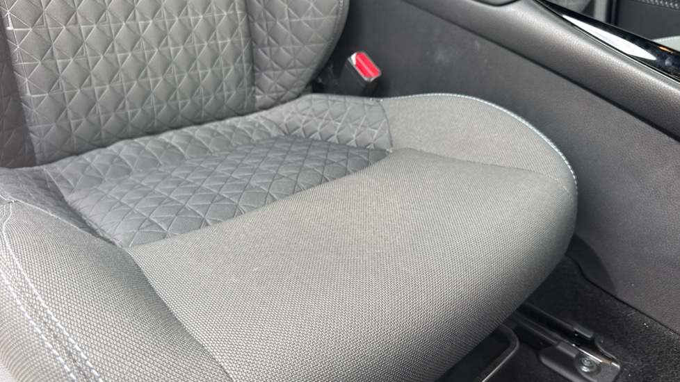 Toyota C-HR 1.8 Hybrid Design 5dr CVT Hybrid Hatchback - Image 17