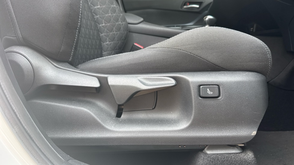 Toyota C-HR 1.8 Hybrid Design 5dr CVT Hybrid Hatchback - Image 30