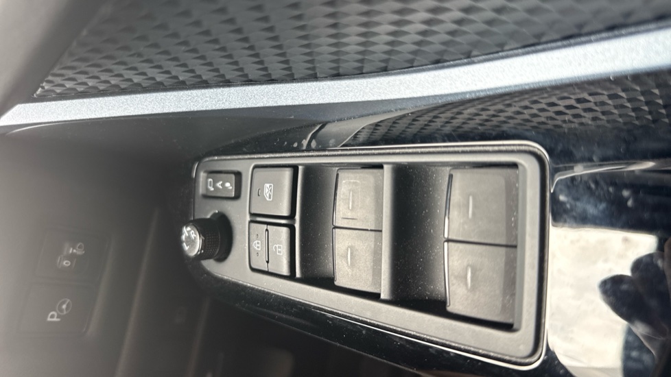 Toyota C-HR 1.8 Hybrid Design 5dr CVT Hybrid Hatchback - Image 32