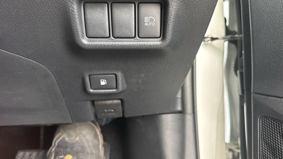 Toyota C-HR 1.8 Hybrid Design 5dr CVT Hybrid Hatchback - Image 50
