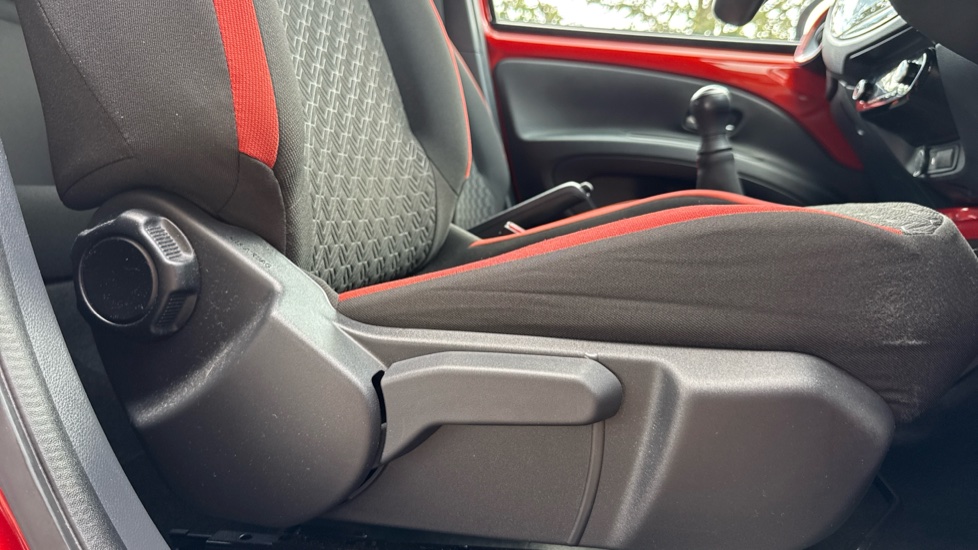 Toyota Aygo X 1.0 VVT-i Edge 5dr Petrol Hatchback - Image 30