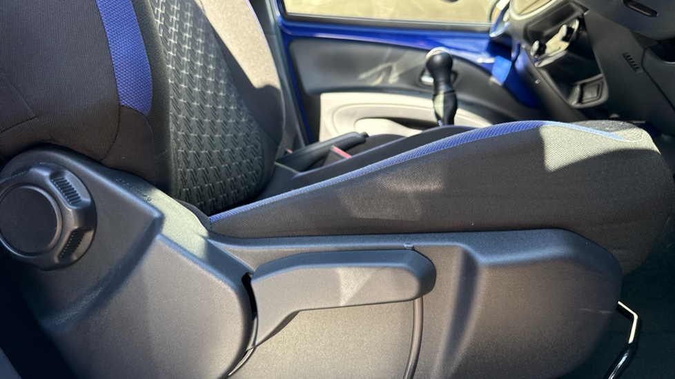 Toyota Aygo X 1.0 VVT-i Edge 5dr Petrol Hatchback - Image 30