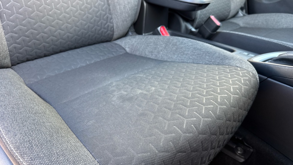 Toyota Yaris Cross 1.5 Hybrid Design 5dr CVT Hybrid Estate - Image 17