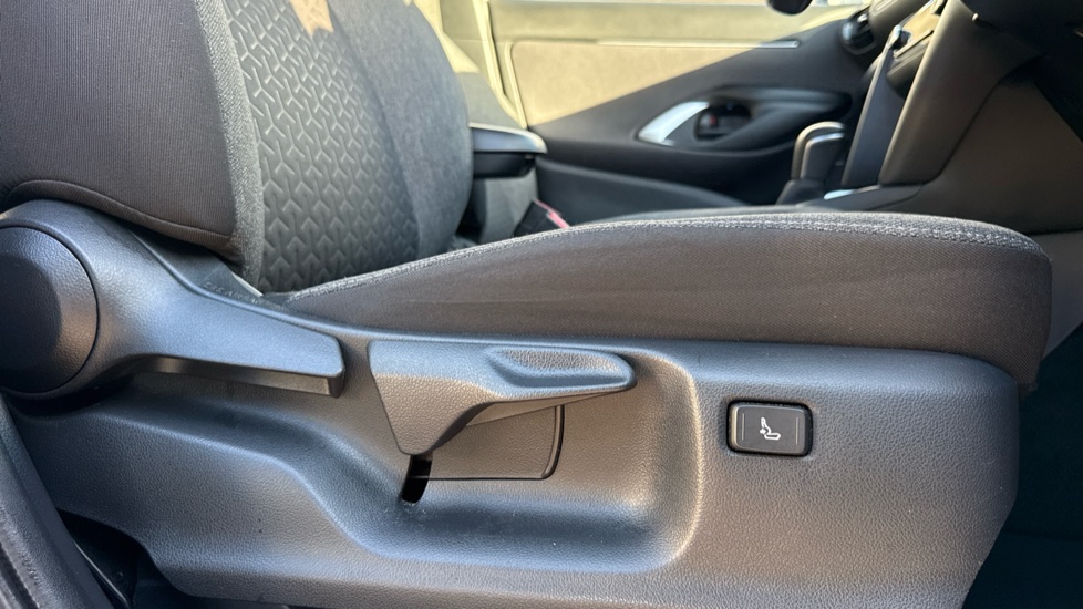 Toyota Yaris Cross 1.5 Hybrid Design 5dr CVT Hybrid Estate - Image 30