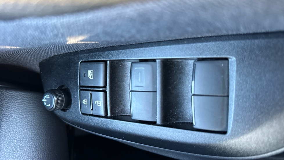 Toyota Yaris Cross 1.5 Hybrid Design 5dr CVT Hybrid Estate - Image 32