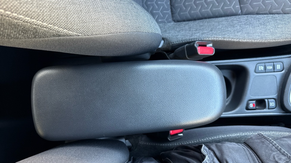 Toyota Yaris Cross 1.5 Hybrid Design 5dr CVT Hybrid Estate - Image 47