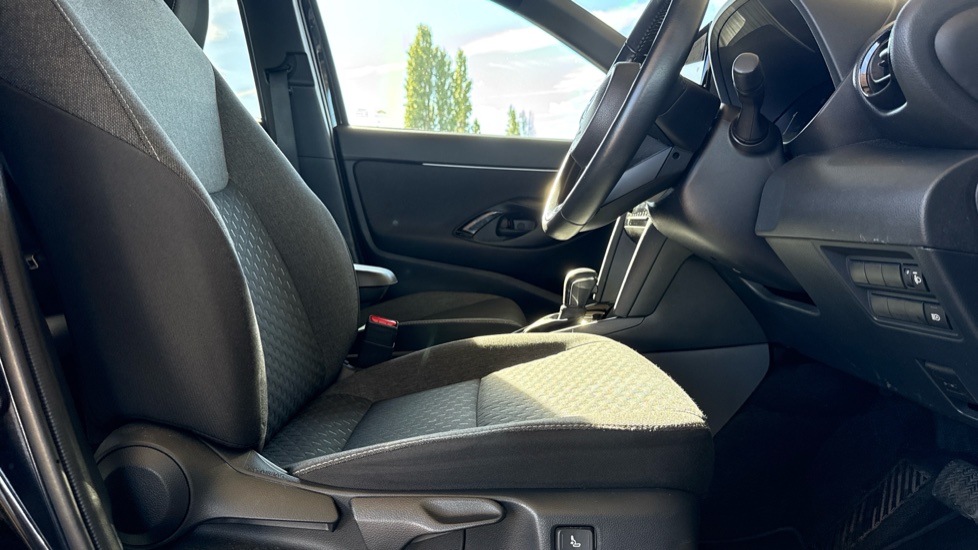 Toyota Yaris Cross 1.5 Hybrid Design 5dr CVT Hybrid Estate - Image 12