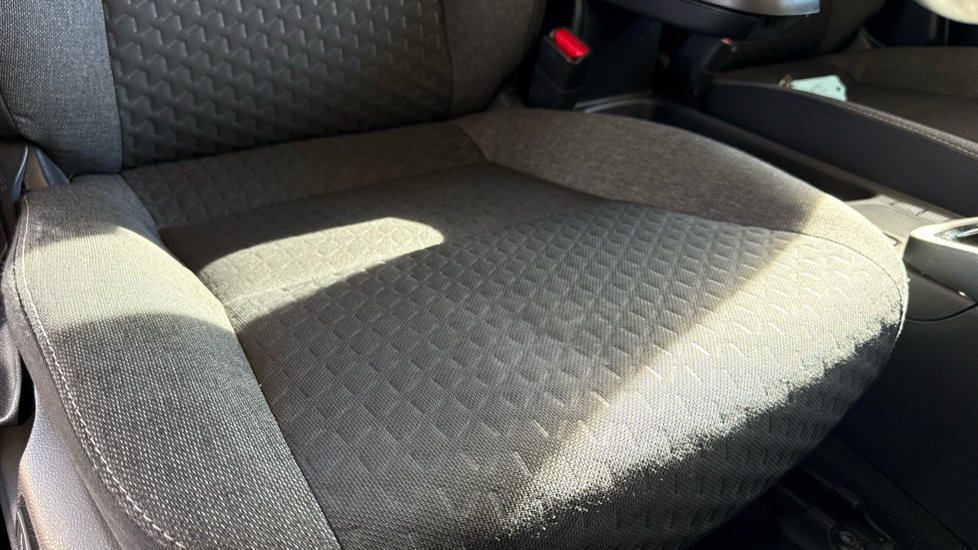 Toyota Yaris Cross 1.5 Hybrid Design 5dr CVT Hybrid Estate - Image 17