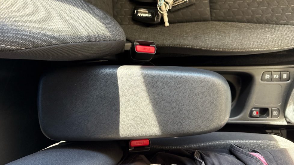 Toyota Yaris Cross 1.5 Hybrid Design 5dr CVT Hybrid Estate - Image 47