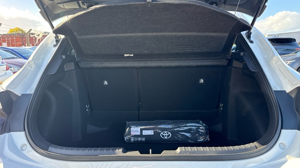 Toyota Corolla 1.8 Hybrid Design 5dr CVT Hybrid Hatchback - Image 13