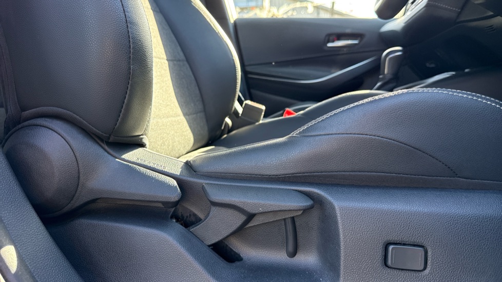 Toyota Corolla 1.8 Hybrid Design 5dr CVT Hybrid Hatchback - Image 29
