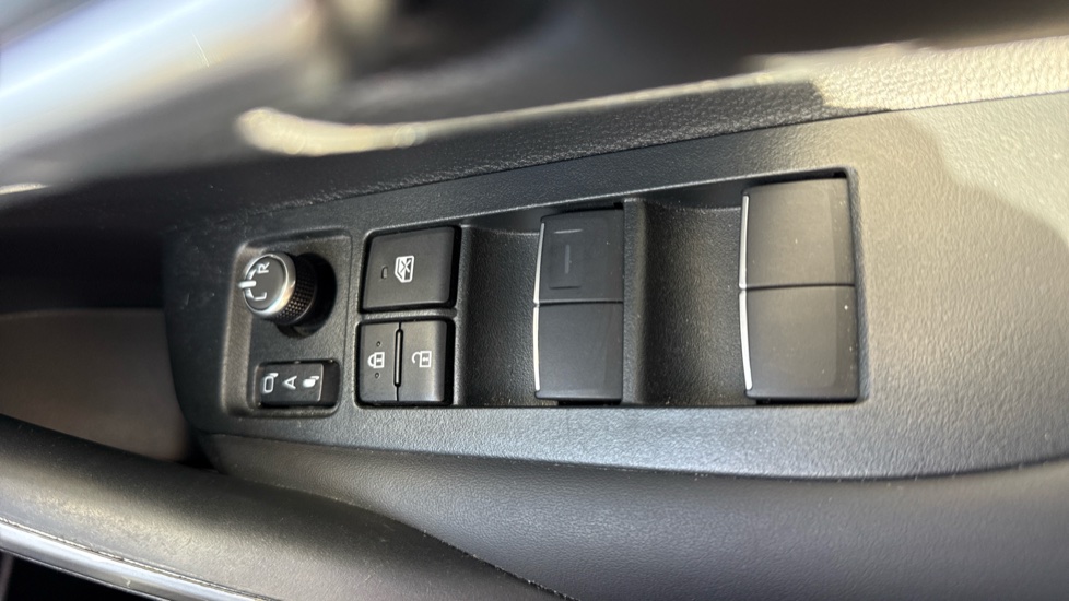 Toyota Corolla 1.8 Hybrid Design 5dr CVT Hybrid Hatchback - Image 31