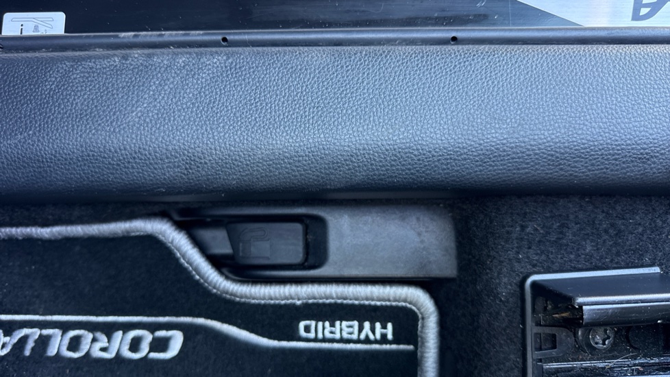 Toyota Corolla 1.8 Hybrid Design 5dr CVT Hybrid Hatchback - Image 51