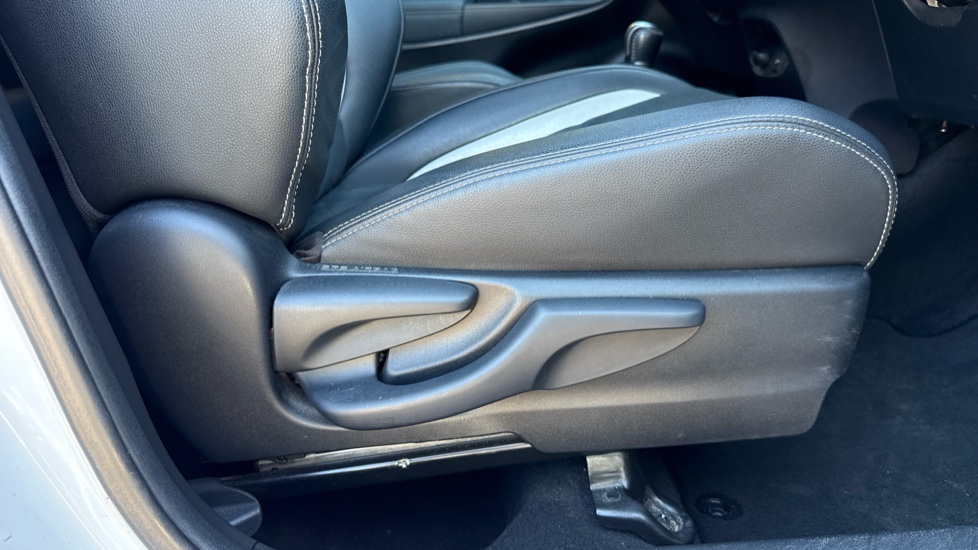 Toyota Yaris 1.5 Hybrid GR-Sport 5dr CVT Hybrid Hatchback - Image 30