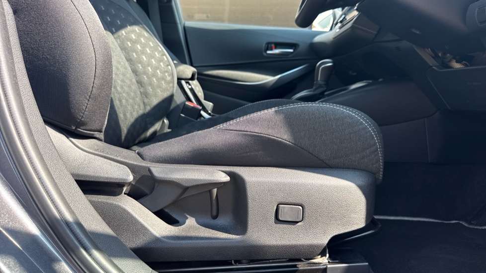 Toyota Corolla 2.0 Hybrid 178 Icon 5dr CVT Hybrid Hatchback - Image 30