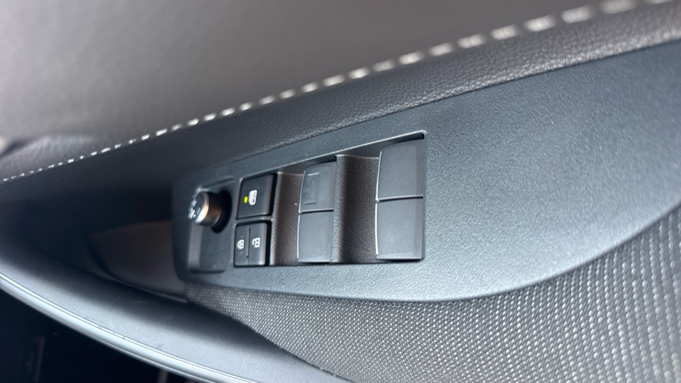Toyota Corolla 2.0 Hybrid 178 Icon 5dr CVT Hybrid Hatchback - Image 32