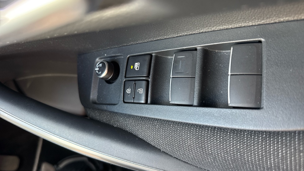 Toyota Corolla 2.0 Hybrid 178 Icon 5dr CVT Hybrid Hatchback - Image 32