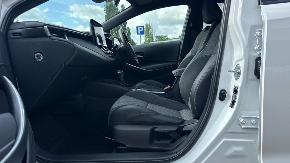 Toyota Corolla 1.8 Hybrid Design 5dr CVT Hybrid Hatchback - Image 5